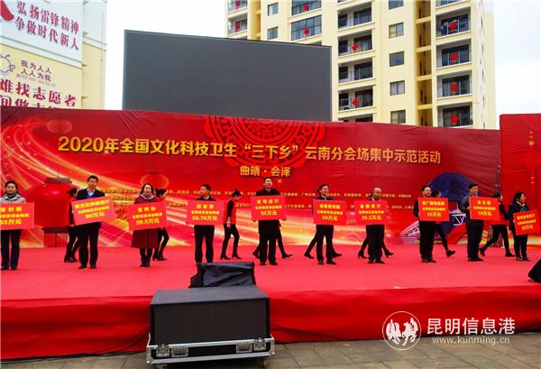 現(xiàn)場舉行的捐贈儀式。記者江楓攝