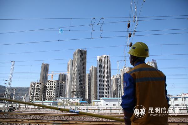 鄭春光到達(dá)昆明西站有異物的現(xiàn)場(chǎng) 唐語攝