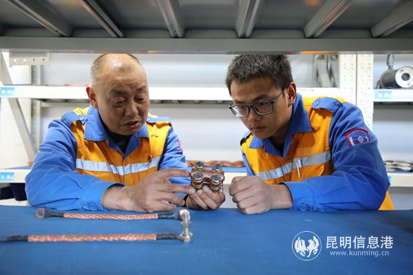 鄭春光給徒弟趙杰講解鐵路供電零部件的用途 楊森攝