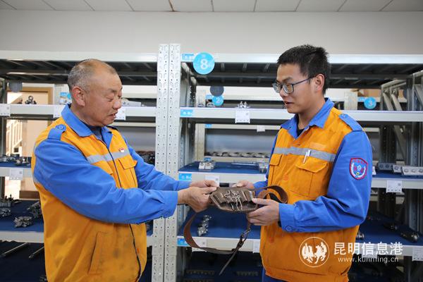 傳承，鄭春光將陪伴自己21年的工具包送給徒弟趙杰 楊森攝