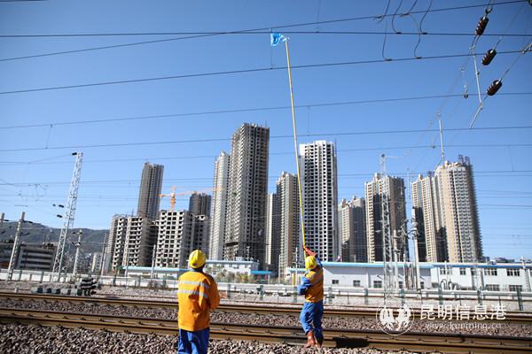 鄭春光在工友監(jiān)護(hù)下處理異物 魏學(xué)枝攝