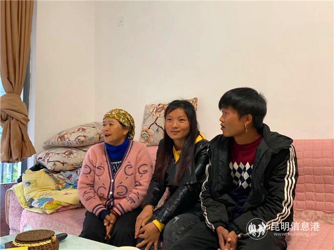 阿那言與兒子、兒媳在新家里。記者勞學(xué)麗 攝