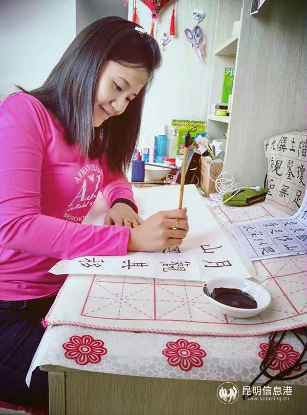 蘇月娥學(xué)寫毛筆字。供圖