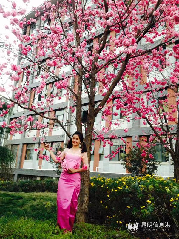 蘇月娥與冬櫻花合影。供圖