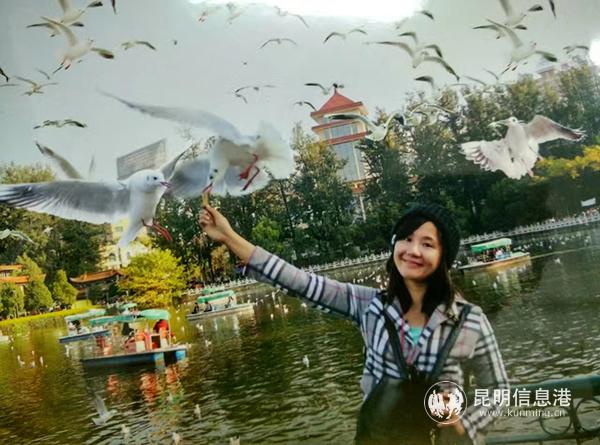 蘇月娥與海鷗合影。供圖