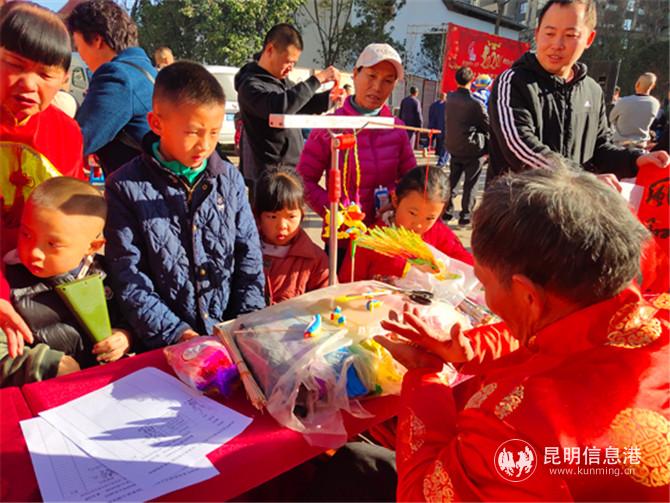 非遺傳承人現(xiàn)場(chǎng)捏面人 非遺傳承人現(xiàn)場(chǎng)捏面人