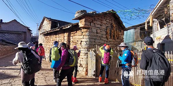 圖二 驢友們正在欣賞糯黑石頭寨建筑。供圖