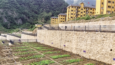 搬出窮窩窩 點(diǎn)亮家園夢(mèng) 搬出窮窩窩 點(diǎn)亮家園夢(mèng)