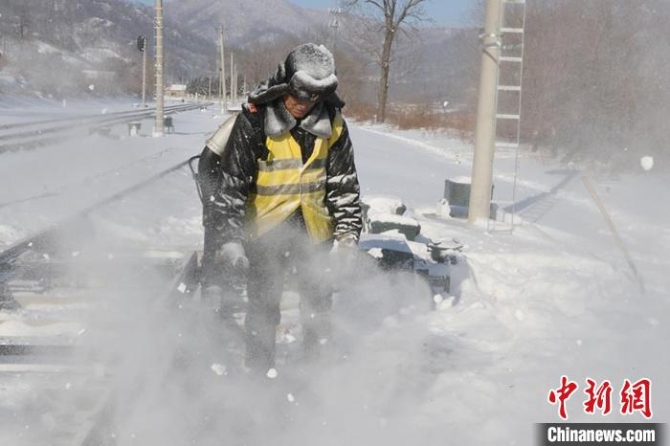 老梁在車站清雪。吉林車務(wù)段供圖