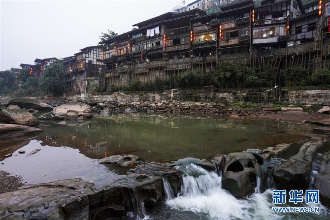 （新春走基層·圖文互動(dòng)）（12）古鎮(zhèn)老街品年味 千米長(zhǎng)宴憶鄉(xiāng)愁——重慶一座千年古鎮(zhèn)“新生記”