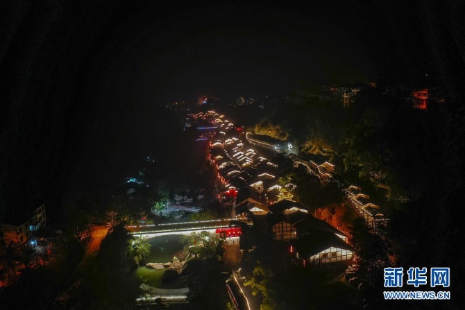 （新春走基層·圖文互動(dòng)）（13）古鎮(zhèn)老街品年味 千米長(zhǎng)宴憶鄉(xiāng)愁——重慶一座千年古鎮(zhèn)“新生記”