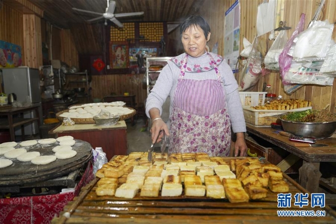 （新春走基層·圖文互動(dòng)）（5）古鎮(zhèn)老街品年味 千米長(zhǎng)宴憶鄉(xiāng)愁——重慶一座千年古鎮(zhèn)“新生記”