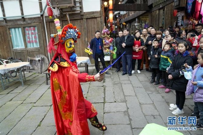 （新春走基層·圖文互動(dòng)）（11）古鎮(zhèn)老街品年味 千米長(zhǎng)宴憶鄉(xiāng)愁——重慶一座千年古鎮(zhèn)“新生記”