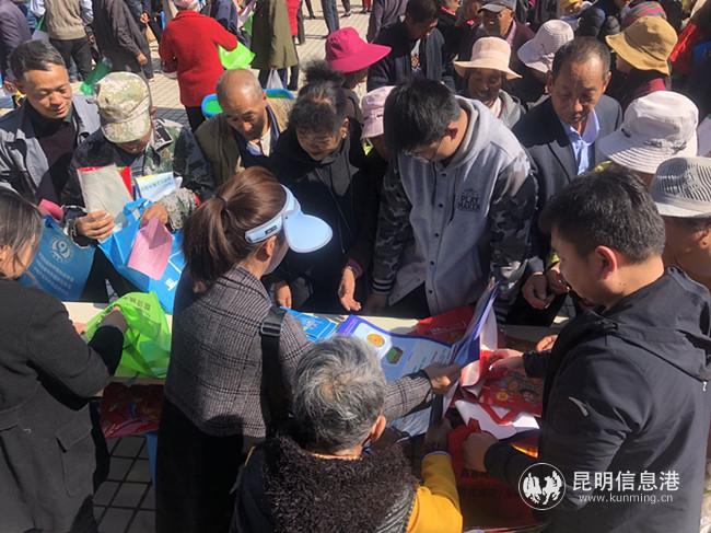 向群眾發(fā)放宣傳資料