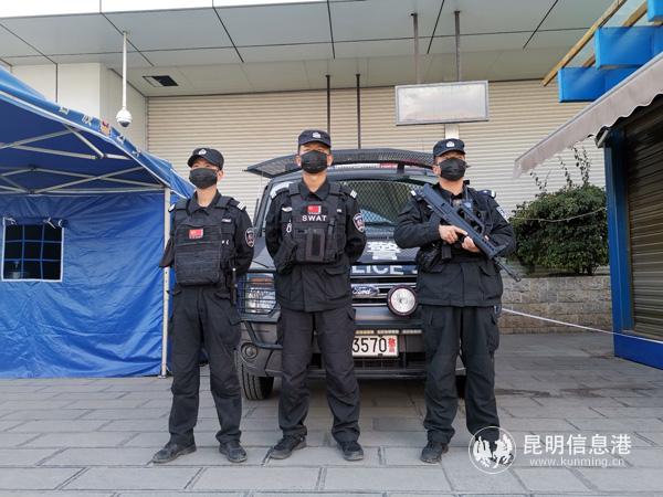 民警在街面執(zhí)勤 昆明警方供圖 (1) 民警在街面執(zhí)勤 昆明警方供圖 (1)