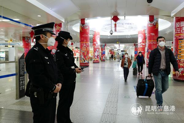 民警在地鐵執(zhí)勤 昆明警方供圖 民警在地鐵執(zhí)勤 昆明警方供圖