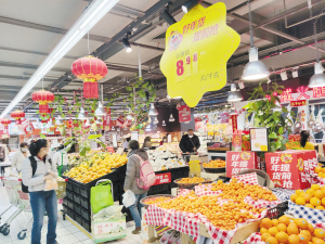 市民在超市購買水果。 記者楊艷輝攝