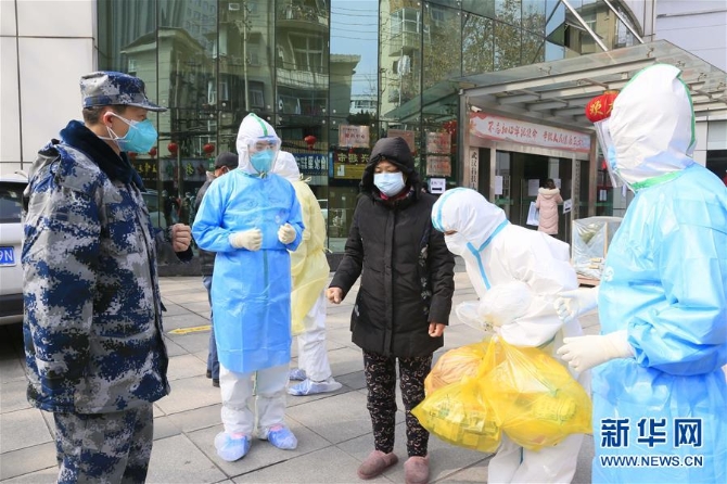 （新華全媒頭條·圖文互動(dòng)）（1）黨旗，高高飄揚(yáng)在防控疫情斗爭第一線——各級(jí)黨組織和廣大黨員干部投身疫情防控阻擊戰(zhàn)紀(jì)實(shí)