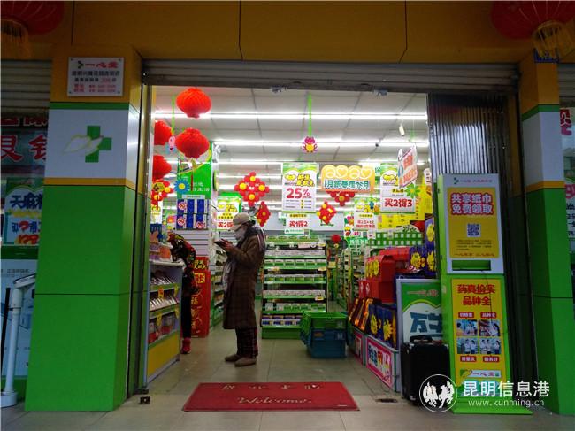 市民到一心堂藥店咨詢有無口罩。記者江楓攝