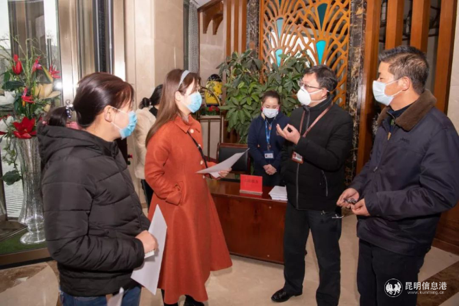 向滯留旅客耐心講解