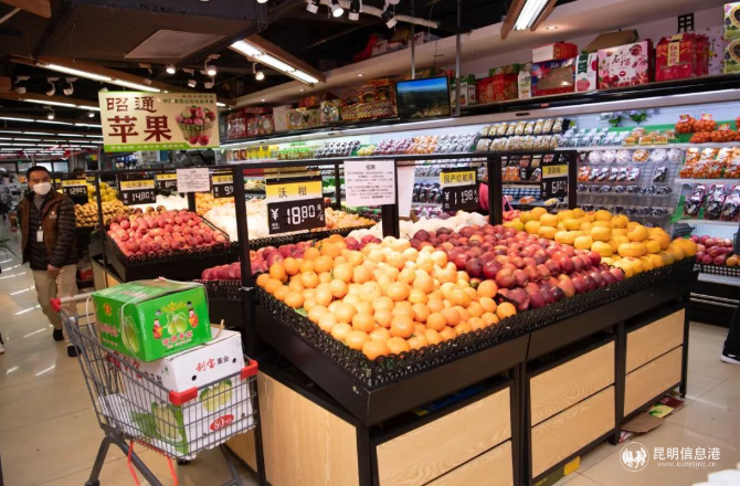 超市水果供應(yīng)充足。