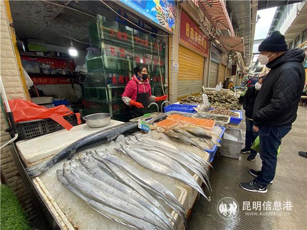 海鮮攤位略顯冷清。記者俞逍 攝