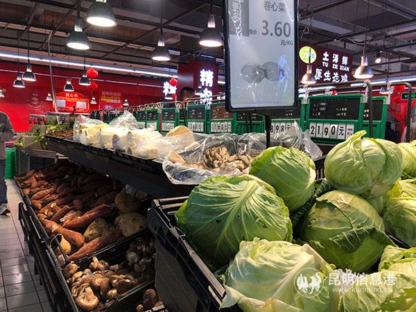 家樂(lè)福超市內(nèi)，新鮮蔬菜擺放在貨架上，品種齊全、數(shù)量充足。