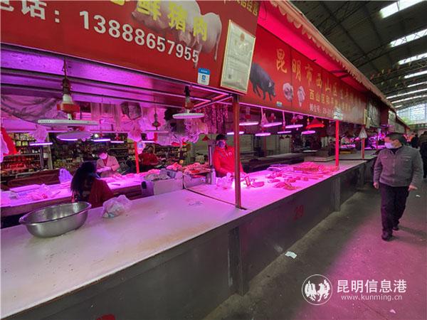 豬肉攤位少數(shù)幾家在營(yíng)業(yè)。記者俞逍 攝