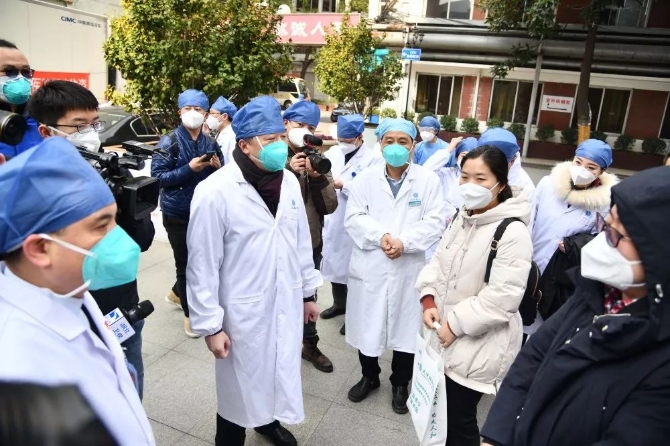 醫(yī)院領(lǐng)導(dǎo)對(duì)出院的醫(yī)護(hù)人員表示祝賀