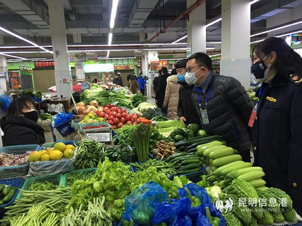 明市市場監(jiān)管局工作人員正在詢問菜價 明市市場監(jiān)管局工作人員正在詢問菜價