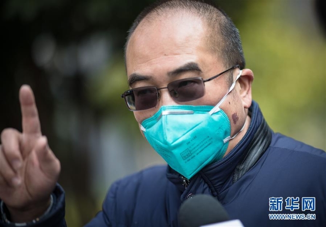 (新華全媒頭條·聚焦疫情防控·圖文互動(dòng))(2)拼漸凍生命 與疫魔競(jìng)速——記疫情“風(fēng)暴眼”中武漢金銀潭醫(yī)院院長(zhǎng)張定宇