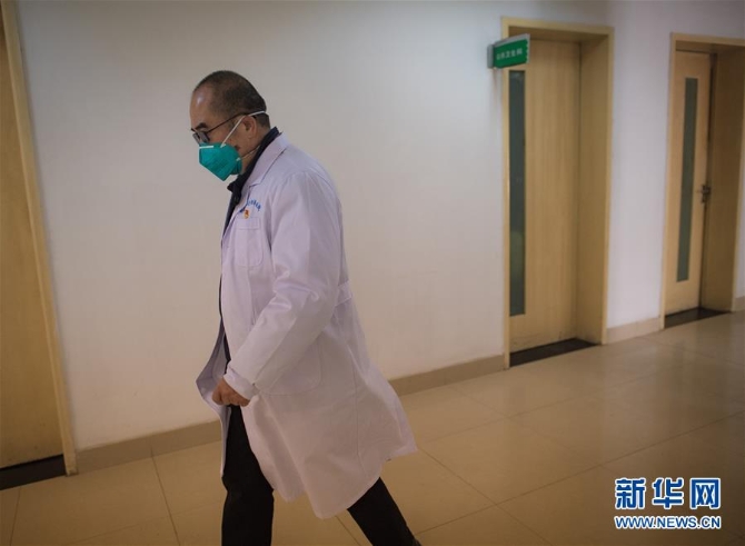 (新華全媒頭條·聚焦疫情防控·圖文互動(dòng))(8)拼漸凍生命 與疫魔競(jìng)速——記疫情“風(fēng)暴眼”中武漢金銀潭醫(yī)院院長(zhǎng)張定宇