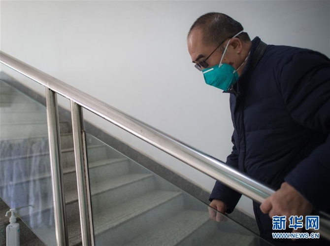 (新華全媒頭條·聚焦疫情防控·圖文互動(dòng))(11)拼漸凍生命 與疫魔競(jìng)速——記疫情“風(fēng)暴眼”中武漢金銀潭醫(yī)院院長(zhǎng)張定宇