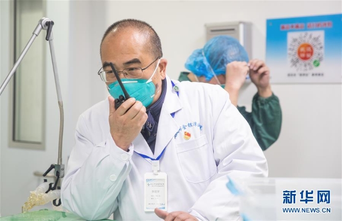 (新華全媒頭條·聚焦疫情防控·圖文互動(dòng))(13)拼漸凍生命 與疫魔競(jìng)速——記疫情“風(fēng)暴眼”中武漢金銀潭醫(yī)院院長(zhǎng)張定宇