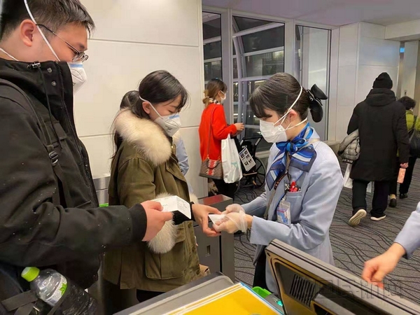 nEO_IMG_旅客在羽田機場登機-春秋供圖