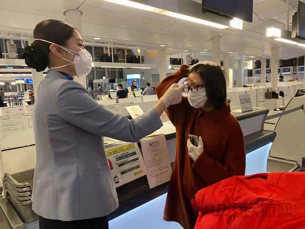 nEO_IMG_搭乘春秋包機航班的旅客在登機前接受測溫-春秋供圖