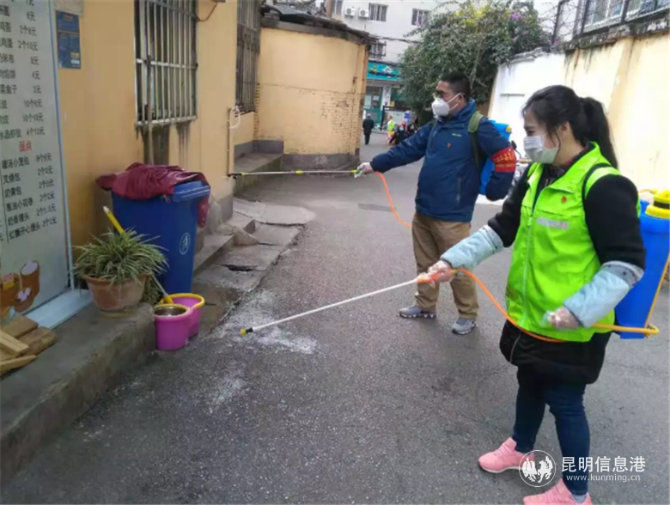 華山街道組織人員對(duì)轄區(qū)各死角進(jìn)行消毒處理