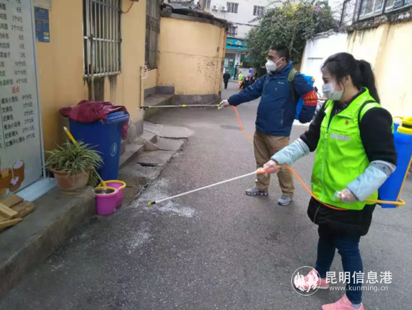 1.華山街道組織人員對轄區(qū)各死角進行消毒處理