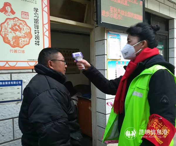 3.華山街道機關社區(qū)黨員干部深入一線，為社區(qū)群眾量體溫 ，發(fā)揮疫情發(fā)現(xiàn)“第一人”作用