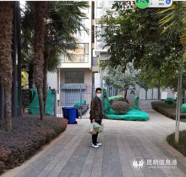 4.虹山中路社區(qū)志愿者主動為隔離老人送菜上門