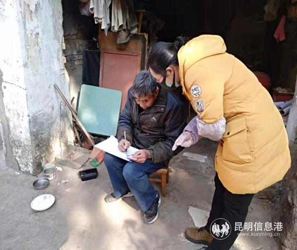 6.在鼓樓街道，黨員帶頭組成疫情防控生力軍。