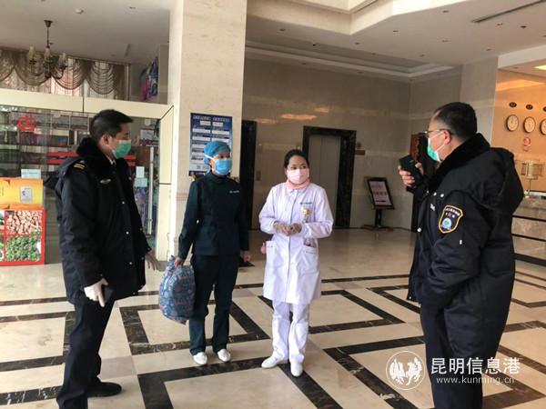 8.區(qū)文旅局戰(zhàn)斗在第一線妥善安置游客。