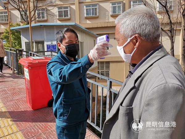 19.昆鋼興達物業(yè)服務公司的黨員張皓、王云平在昆鋼和諧家園小區(qū)檢查。劉家榮攝