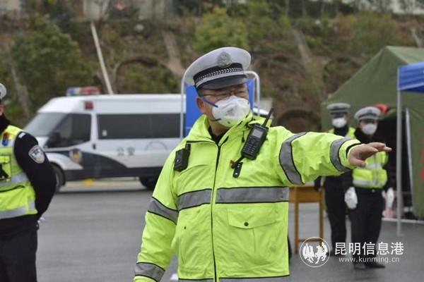 20.把好石林疫情防控第一道關口，石林縣公安局黨員朱慶整整10天沒有休息奮戰(zhàn)在戰(zhàn)“疫”第一線。