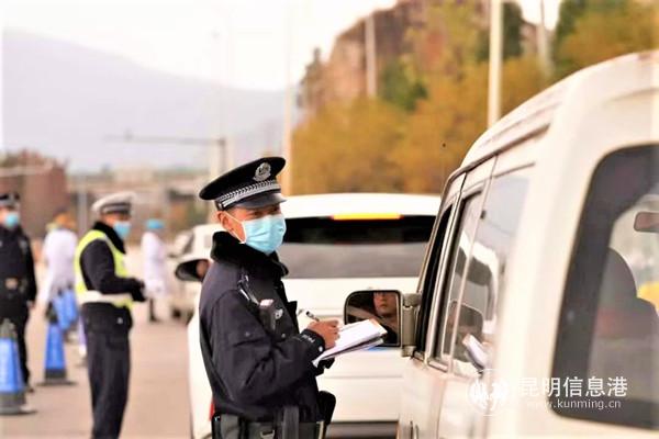 22.公安晉寧分局民警檢查來往車輛。