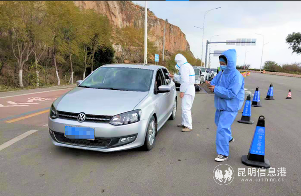 24.晉寧區(qū)環(huán)湖南路檢測點，醫(yī)護人員、交通路政執(zhí)法人員為往來車主檢測體溫。