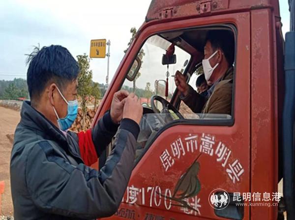 28.各社區(qū)黨總支科學設置疫情防控堵卡排查點共計87個，共勸返車輛2815輛。