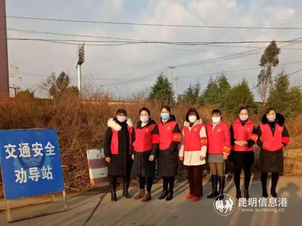 30.面對疫情，嵩明縣小街鎮(zhèn)全鎮(zhèn)450余黨員干部戰(zhàn)斗在第一線，1000余名村組干部、醫(yī)護人員、黨員志愿者、巾幗志愿者及青年志愿者自發(fā)組建志愿隊伍18支，參與到村內環(huán)境衛(wèi)生整治、群眾勸返工作中。