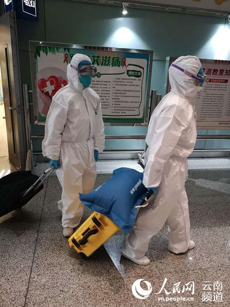 【我在防疫一線(xiàn)】機(jī)場(chǎng)逆行的一線(xiàn)醫(yī)護(hù)人員:"總得有人站出來(lái)"
