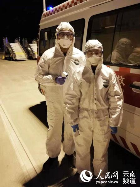 【我在防疫一線(xiàn)】機(jī)場(chǎng)逆行的一線(xiàn)醫(yī)護(hù)人員:"總得有人站出來(lái)"【2】